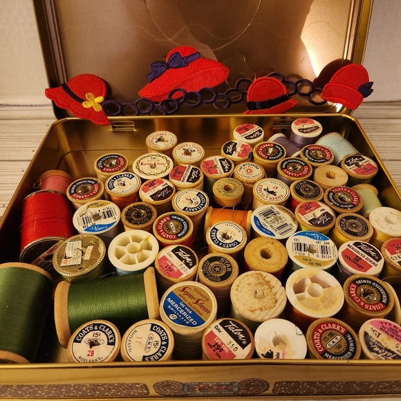 Tin Of Sewing Thread & Red Hat Ladies Patch Many Vintage Wooden Spools - Picture 2 of 2